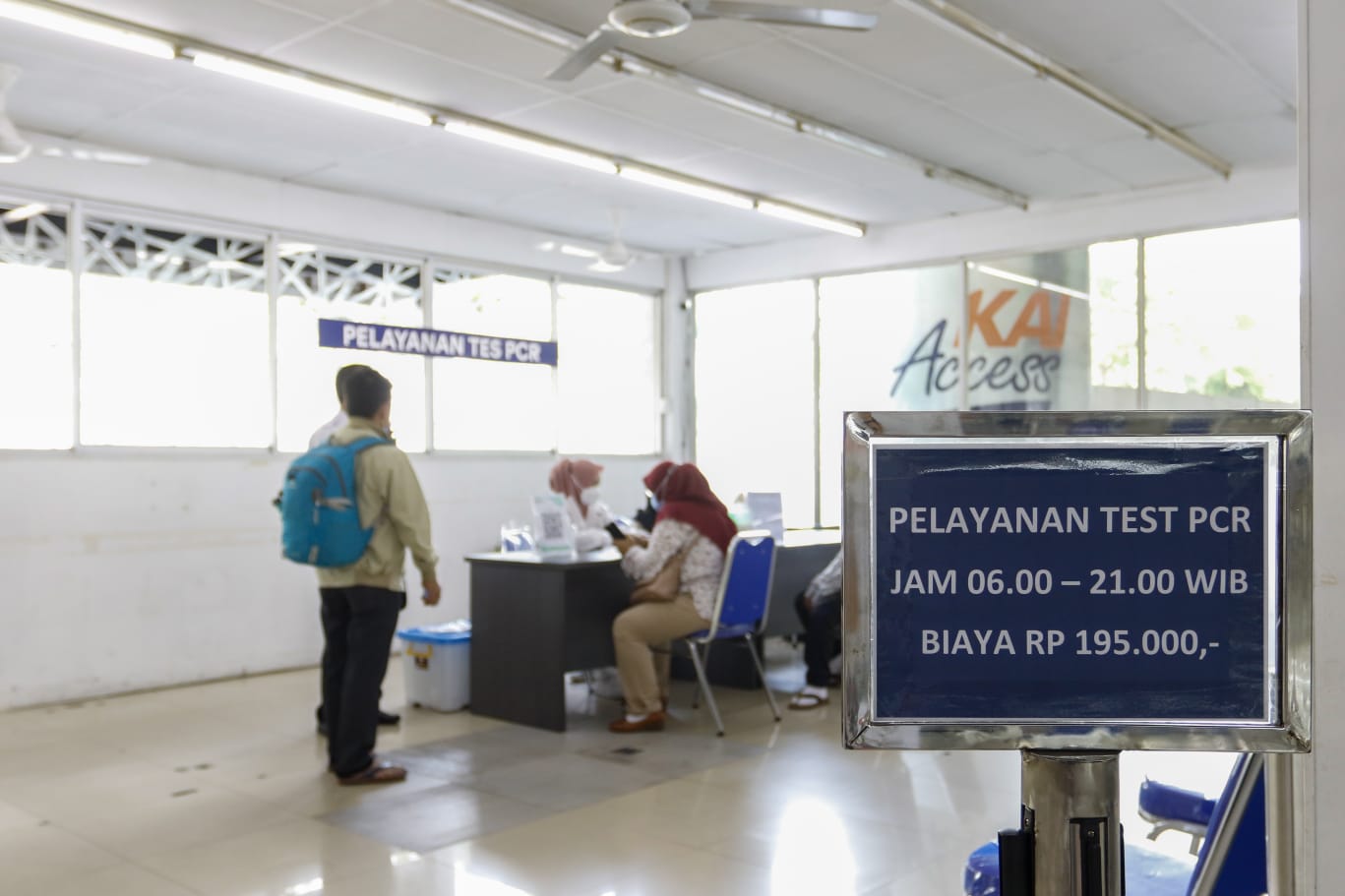 Layanan pemeriksaan RT-PCR di Stasiun Bekasi. (Foto: PMJ News). 