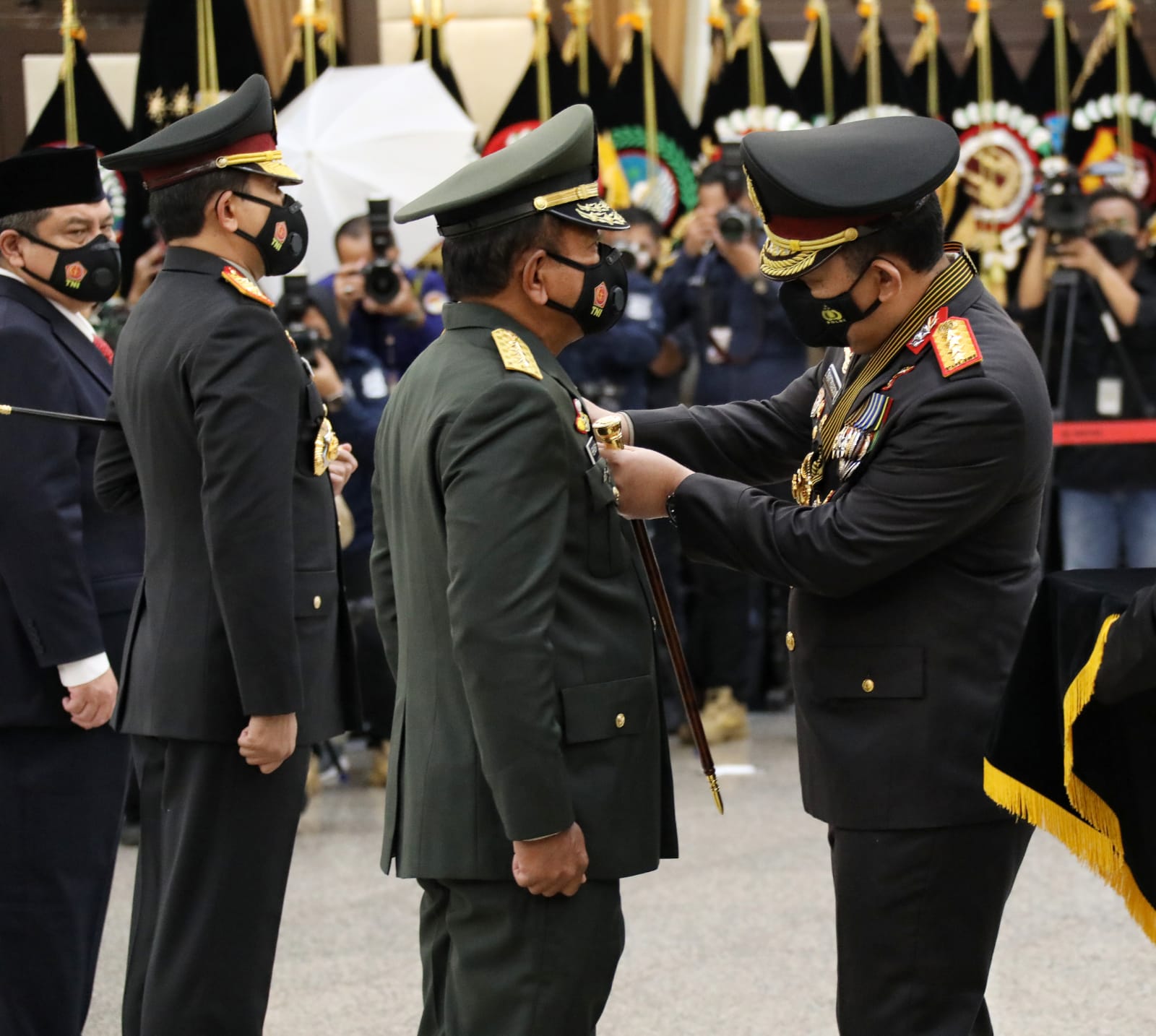 Kapolri Jenderal Pol Listyo Sigit menyematkan penganugerahan tanda kehormatan Bintang Bhayangkara Pratama. (Foto: PMJ News). 