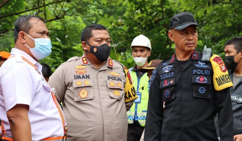 Kapolres Tangerang Selatan mengecek lokasi temuan granat aktif di Jurang Mangu. (Foto: PMJ News).