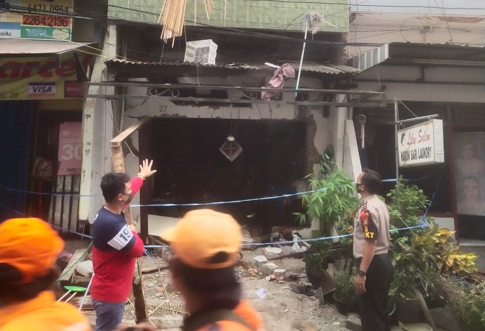 Polisi lakukan olah tkp terkait ledakan tabung gas di Pademangan. (Foto: PMJ News). 
