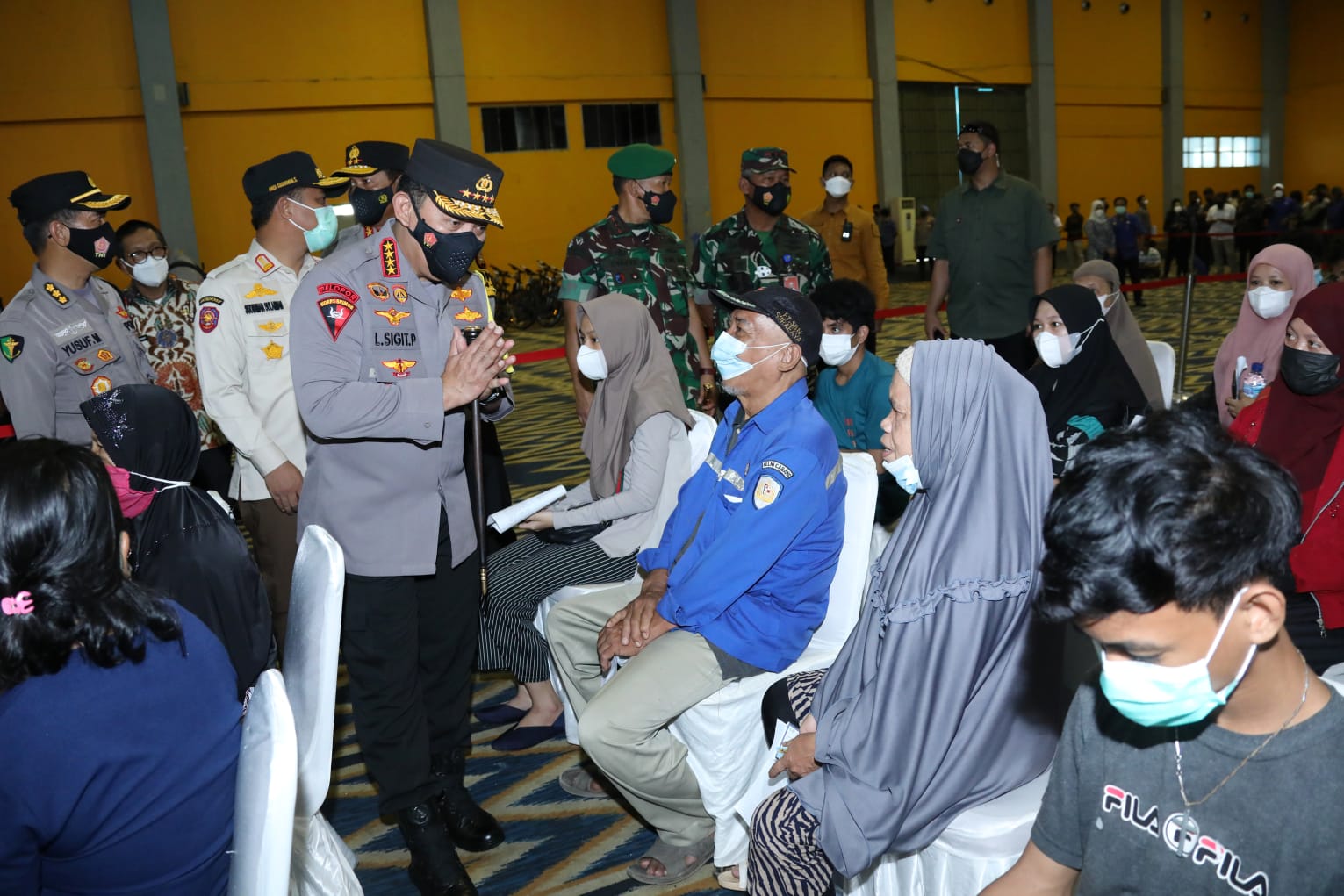 Kapolri Jenderal Pol Listyo Sigit Prabowo meninjau pelaksanaan vaksinasi massal di Celebes Convention Center, Tanjung Bunga, Makassar, Sulawesi Selatan. (Foto: PMJ News). 