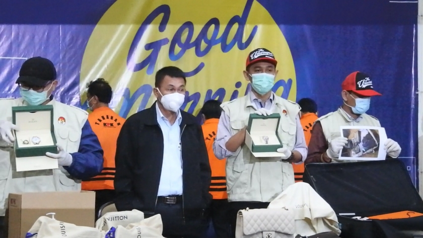 Penyidik KPK memperlihatkan sejumlah barang mewah yang dikorupsi oleh Edhy Prabowo. (Foto: PMJ News). 