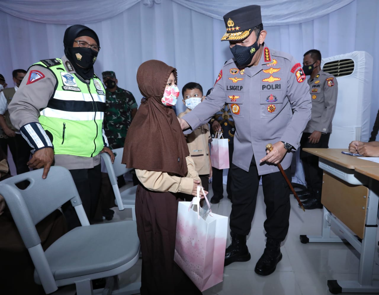 Kapolri Jenderal Listyo Sigit memberi semangat kepada anak-anak yang divaksin. (Foto: PMJ/Ist). 