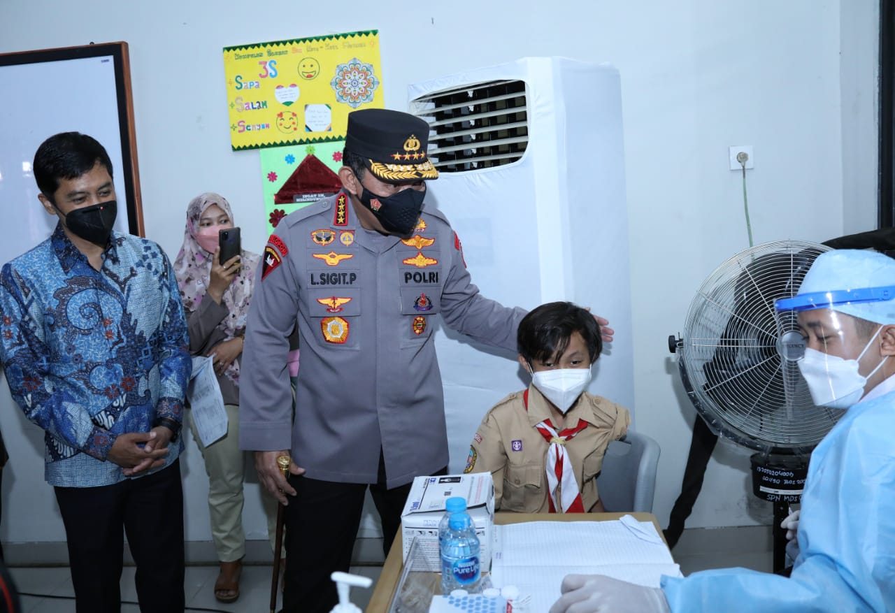 Kapolri Jenderal Listyo Sigit berdiskusi dengan tenaga medis di lokasi vaksinasi merdeka anak. (Foto: PMJ/Ist). 