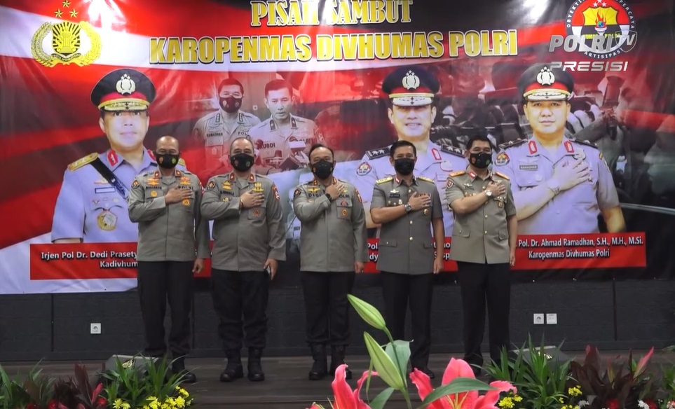 Kadiv Humas Polri, Irjen Pol Dedi Prasetyo memimpin upacara serah terima jabatan Karo Penmas. (Foto: PMJ News/Polri TV)
