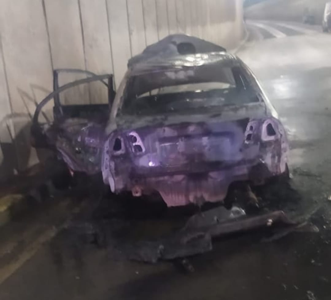 Mobil sedan hangus terbakar di terowongan Gandaria City Jaksel. (Foto: Instagram TMC Polda Metro). 