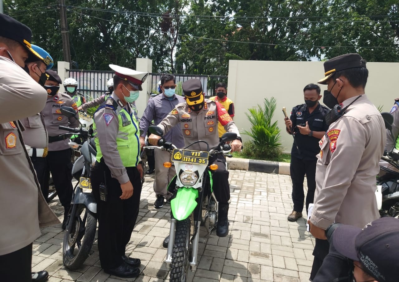 Kapolres Metro Bekasi Kota, Kombes Pol Hengki melakukan pengecekan dan pemeriksaan terhadap sejumlah kendaraan dinas jajarannya. (Foto: PMJ News)
