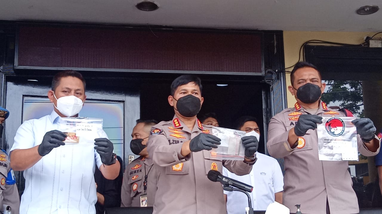 Kabid Humas Polda Metro Jaya Kombes Pol Endra Zulpan tunjukkan barang bukti. (Foto: PMJ/Yeni). 
