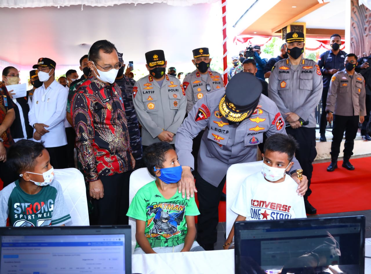 Kapolri Jenderal Pol Listyo Sigit Prabowo meninjau secara langsung kegiatan akselerasi vaksinasi massal di Provinsi Maluku. (Foto: PMJ News). 