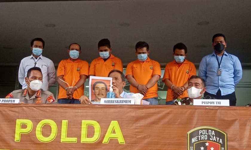 Direktur Reserse Kriminal Umum Polda Metro Jaya Kombes Pol Tubagus Ade Hidayat menggelar perkara pengeroyokan anggota TNI. (Foto: PMJ News/Yeni)
