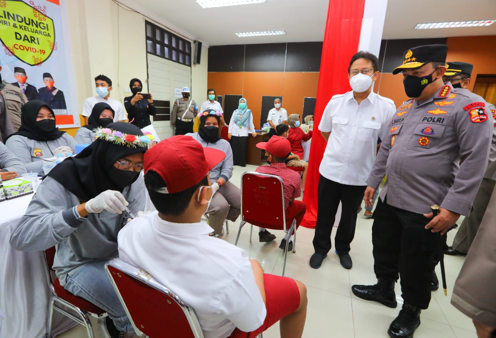 Kapolri Jenderal Pol Listyo Sigit Prabowo bersama Menkes meninjau vaksinasi serentak. (Foto: PMJ News). 