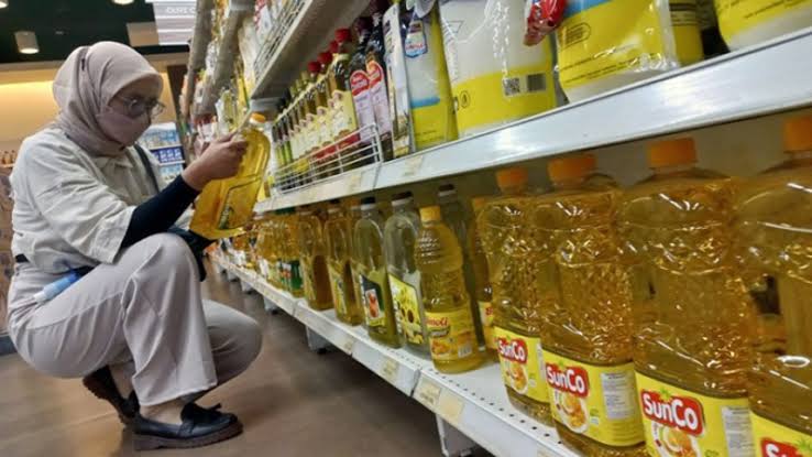 Penjualan minyak goreng di minimarket. (Foto: Dok Net)