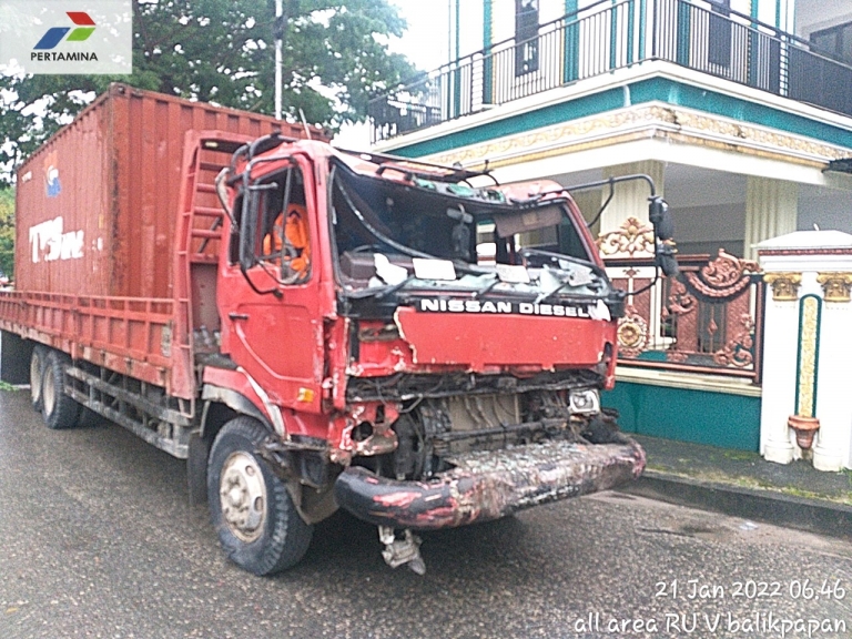 Truk tronton yang mengalami rem blong dalam kecelakan maut di Balikpapan. (Foto: PMJ News/istimewa)