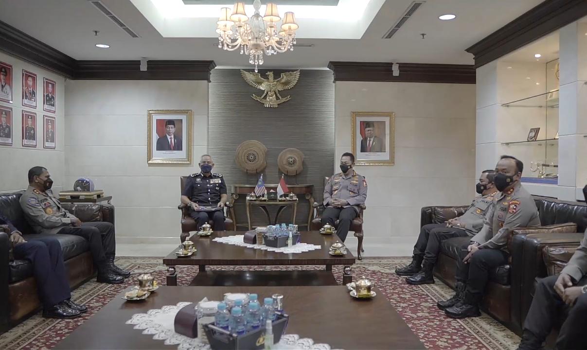 Kapolri Jenderal Listyo Sigit Prabowo bertemu dengan Kepala Kepolisian Malaysia. (Foto: PMJ News/Humas Polri)