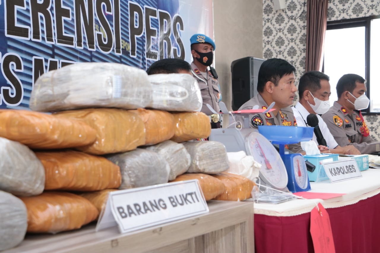 Kabid Humas Polda Metro Jaya Kombes Endra Zulpan menggelar perkara pengungkapan narkoba jenis ganja di Depok. (Foto: PMJ News)