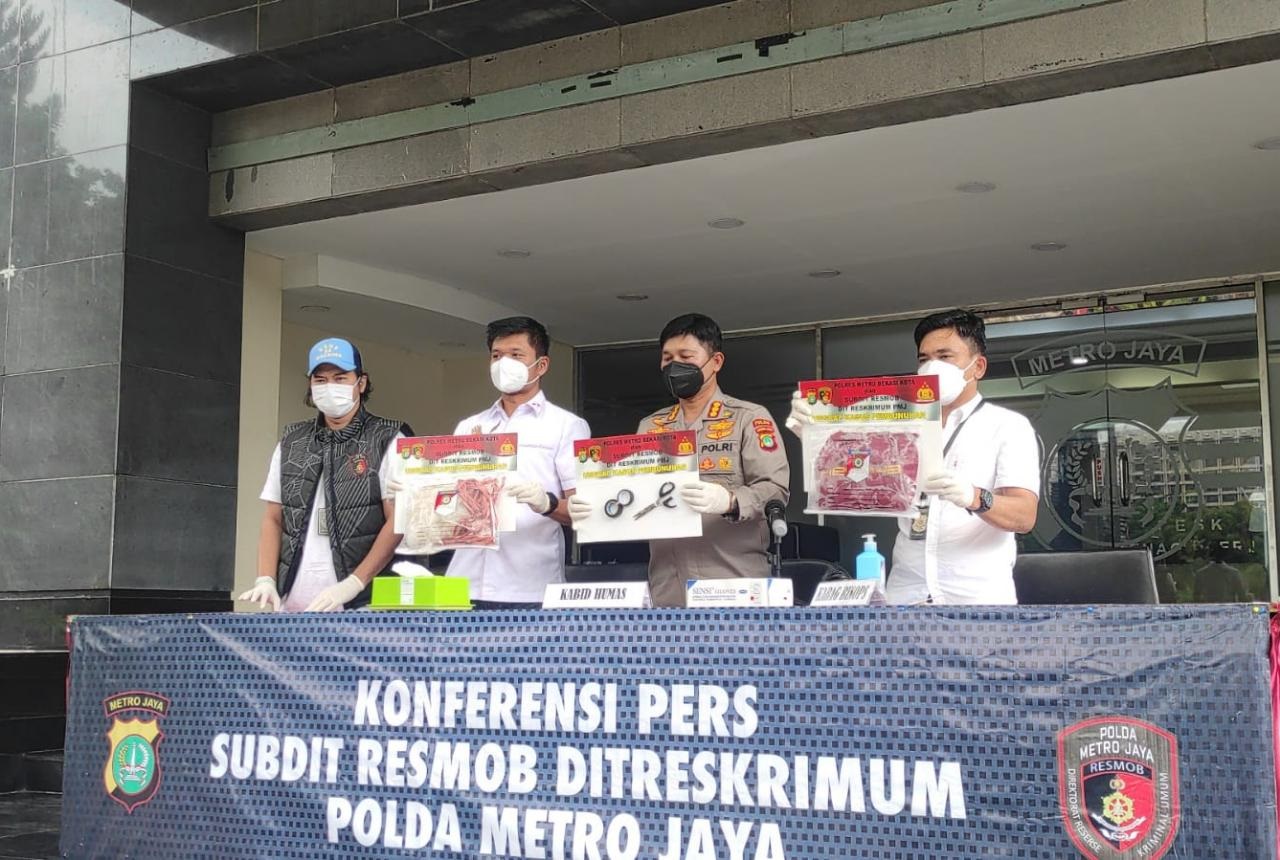 Kabid Humas Polda Metro Jaya, Kombes Pol Endra Zulpan menggelar perkara kasus pembunuhan di Bekasi. (Foto: PMJ News/Yeni)