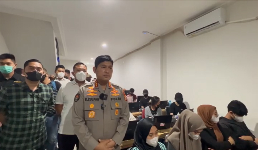 Kabid Humas Polda Metro Jaya, Kombes Pol Endra Zulpan saat penggerebekan kantor pinjol ilegal di PIK 2, Jakarta Utara. (Foto: PMJ News)