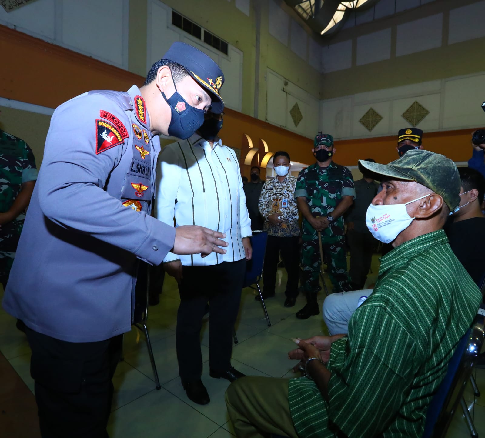 Kapolri Jenderal Listyo Sigit meninjau akselerasi percepatan vaksinasi serentak se-Indonesia di Balairung Budi Utomo, Hotel Bumi Wiyata, Depok. (Foto: PMJ News)