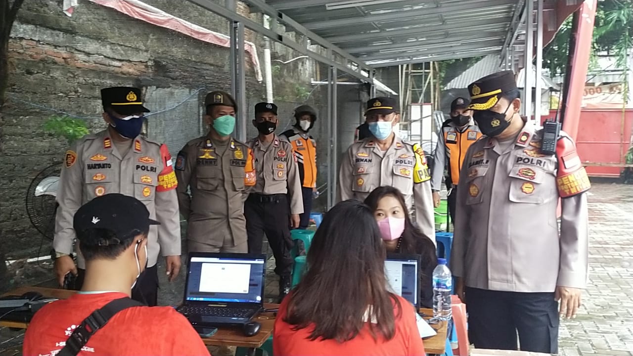 Kapolsek Kebon Jeruk Kompol H Slamet Riyadi meninjau lokasi vaksinasi drive thru yang diprakasai oleh Bali United. (Foto: PMJ News). 