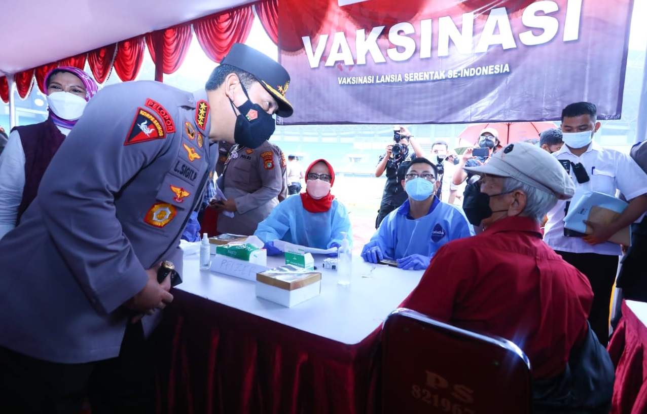 Kapolri Jenderal Listyo Sigit Prabowo meninjau akselerasi percepatan vaksinasi di Stadion Patriot Candrabhaga, Kota Bekasi. (Foto: PMJ News)