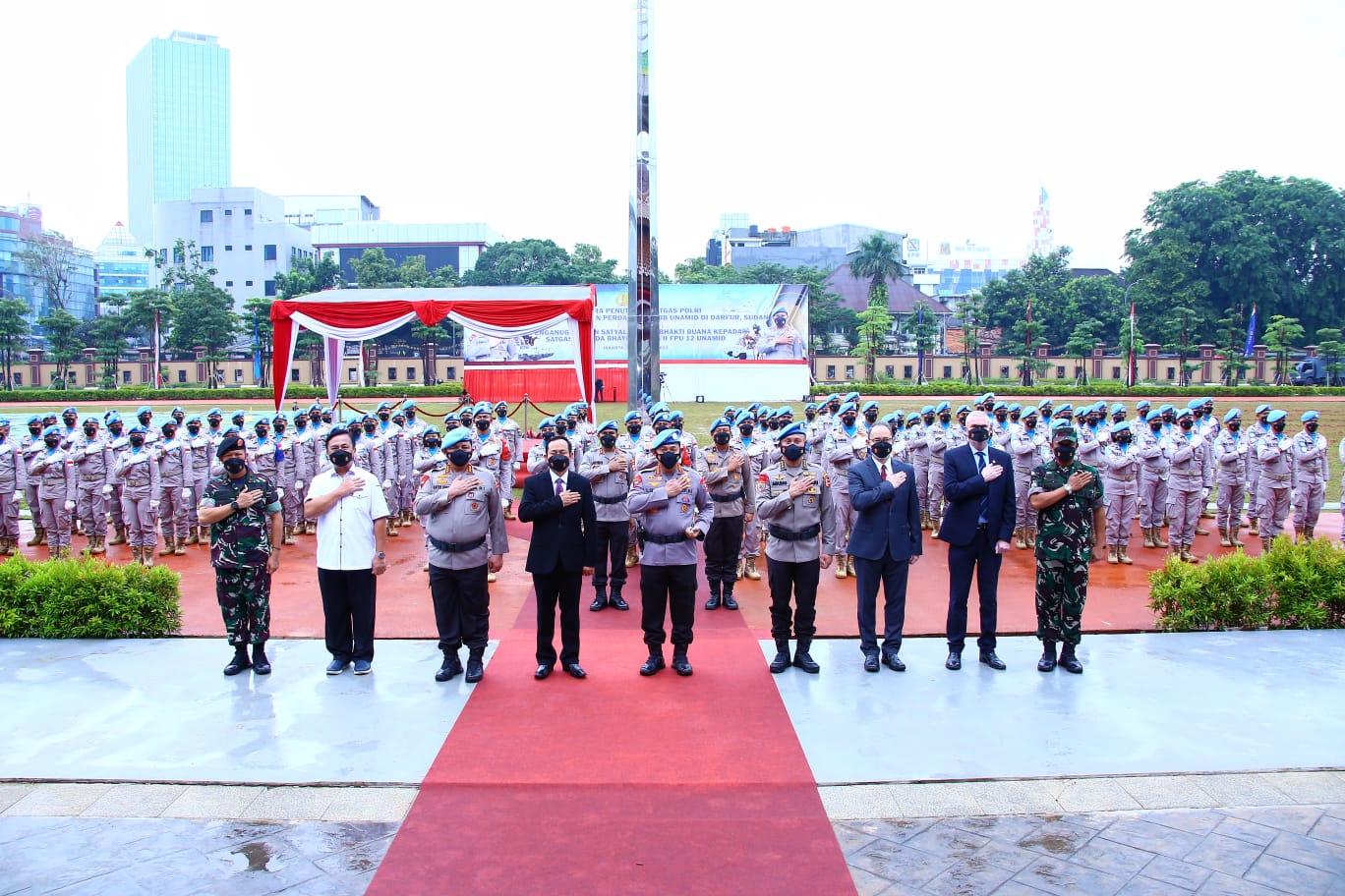Kapolri Jenderal Pol Listyo Sigit Prabowo memimpin upacara penutupan Satgas Polri pada misi pemeliharaan perdamaian PBB. (Foto: PMJ News). 