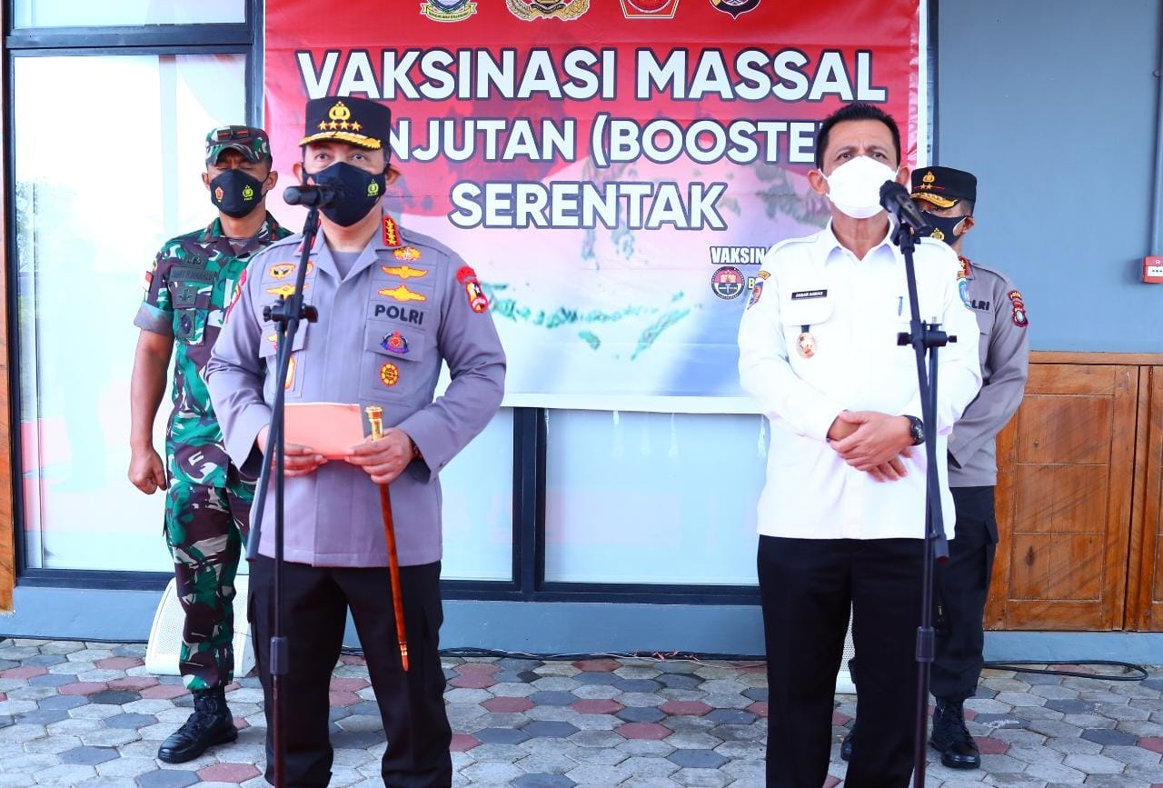 Kapolri Jenderal Listyo Sigit Prabowo meninjau pelaksanaan kegiatan akselerasi vaksinasi secara langsung di Bintan, Kepulauan Riau. (Foto: PMJ News)