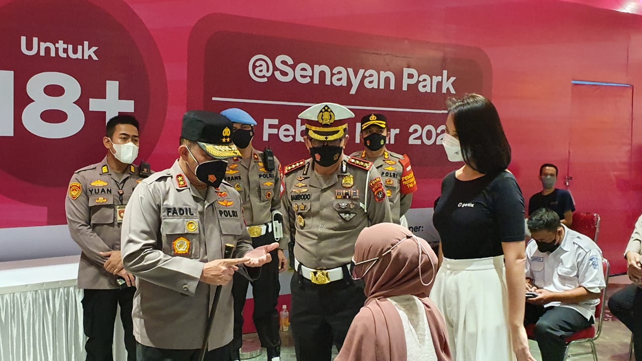 Kapolda Metro Jaya, Irjen Pol Fadil Imran meninjau pelaksanaan vaksinasi di Gerai Vaksin Presisi Booster di Senayan Park (Spark) Mall. (Foto: PMJ News)