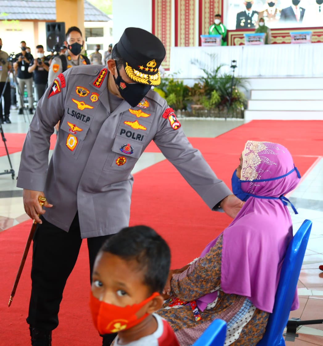 Kapolri Jenderal Pol Listyo Sigit Prabowo meninjau kegiatan akselerasi vaksinasi serentak. (Foto: PMJ News). 