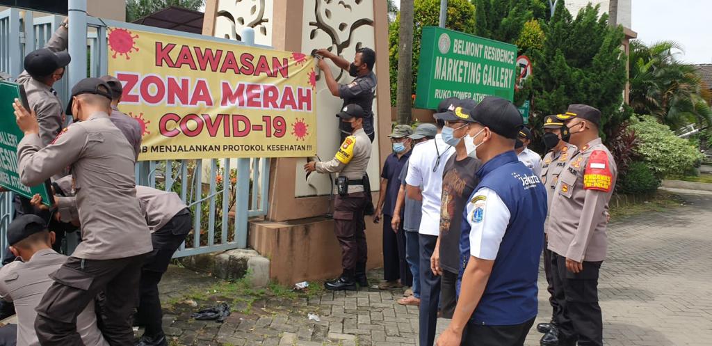 Polsek Kembangan bersama Kelurahan Srengseng memberlakukan mikro lockdown di Perumahan Kebon Jeruk Indah. (Foto: PMJ News). 