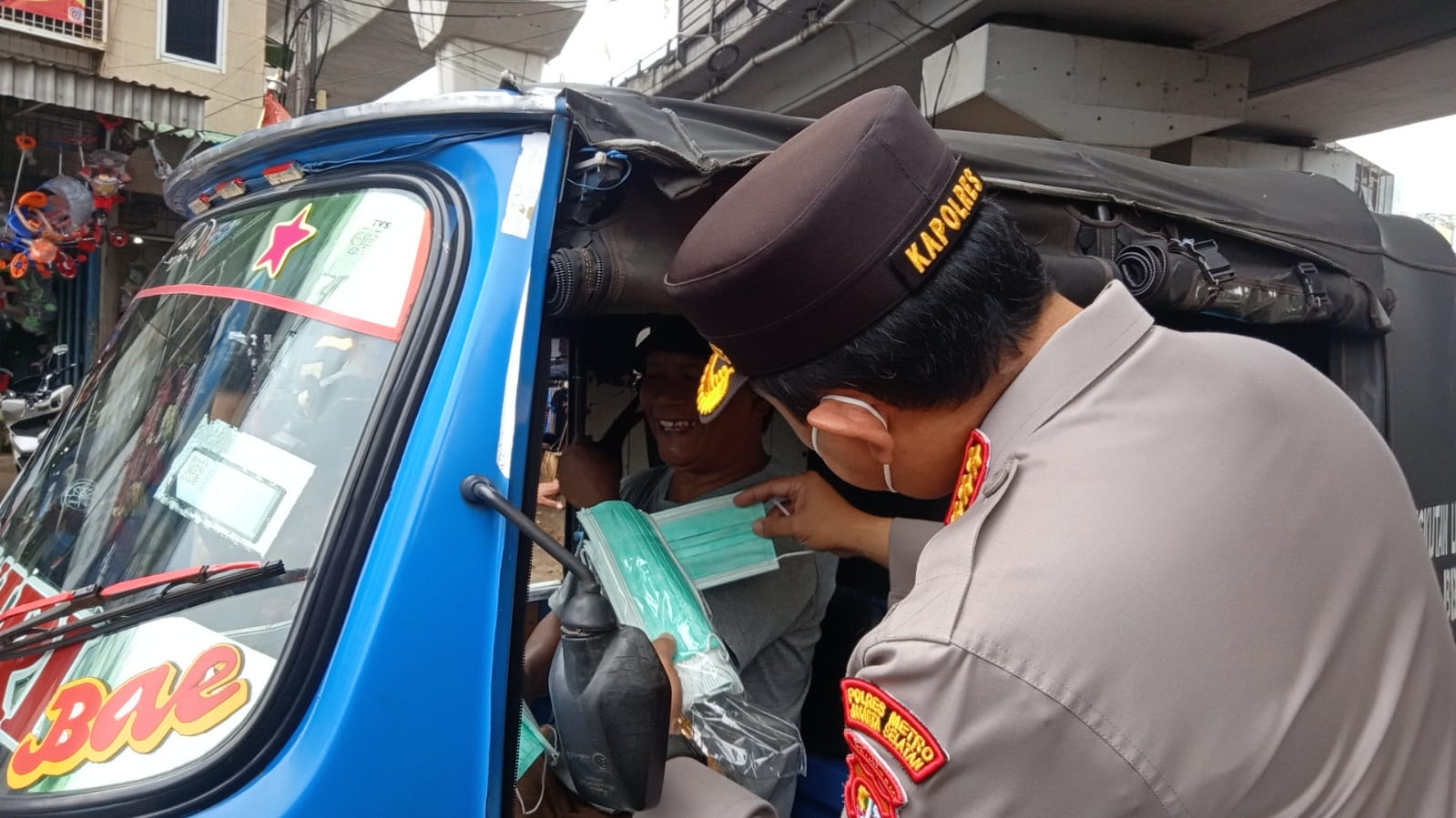 Kapolres Jakarta Selatan, Kombes Pol Budhi Herdi membagikan masker kepada warga di Pasar Kebayoran Lama. (Foto: PMJ News/Yeni)