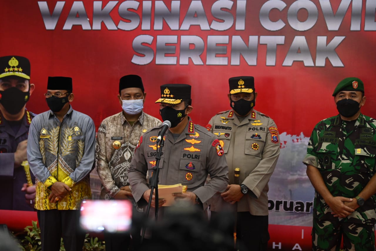 Kapolri Jenderal Pol Listyo Sigit Prabowo meninjau akselerasi vaksinasi serentak. (Foto: PMJ News). 
