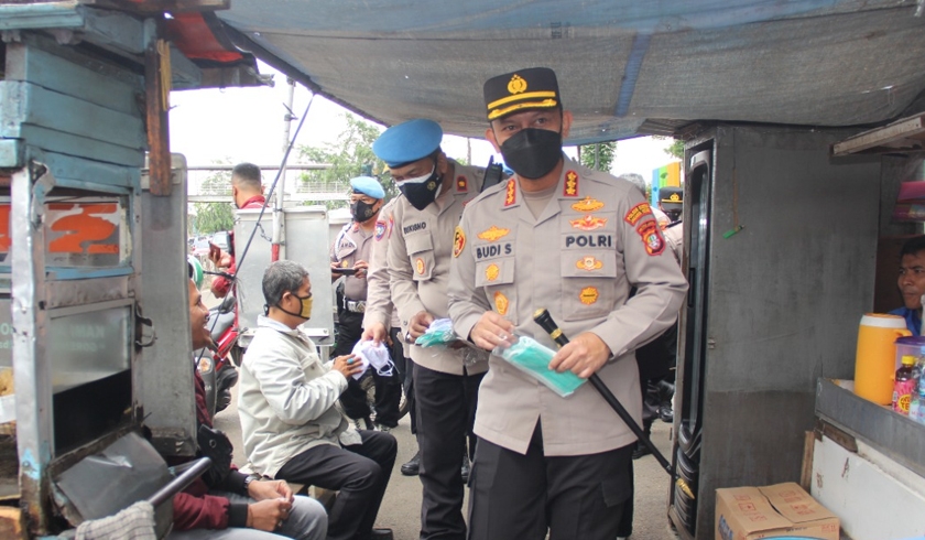 Kapolres Metro Jakarta Timur Kombes Pol Budi Sartono memberikan imbauan prokes dan bagikan masker di Pasar Gembrong. (Foto: PMJ News)