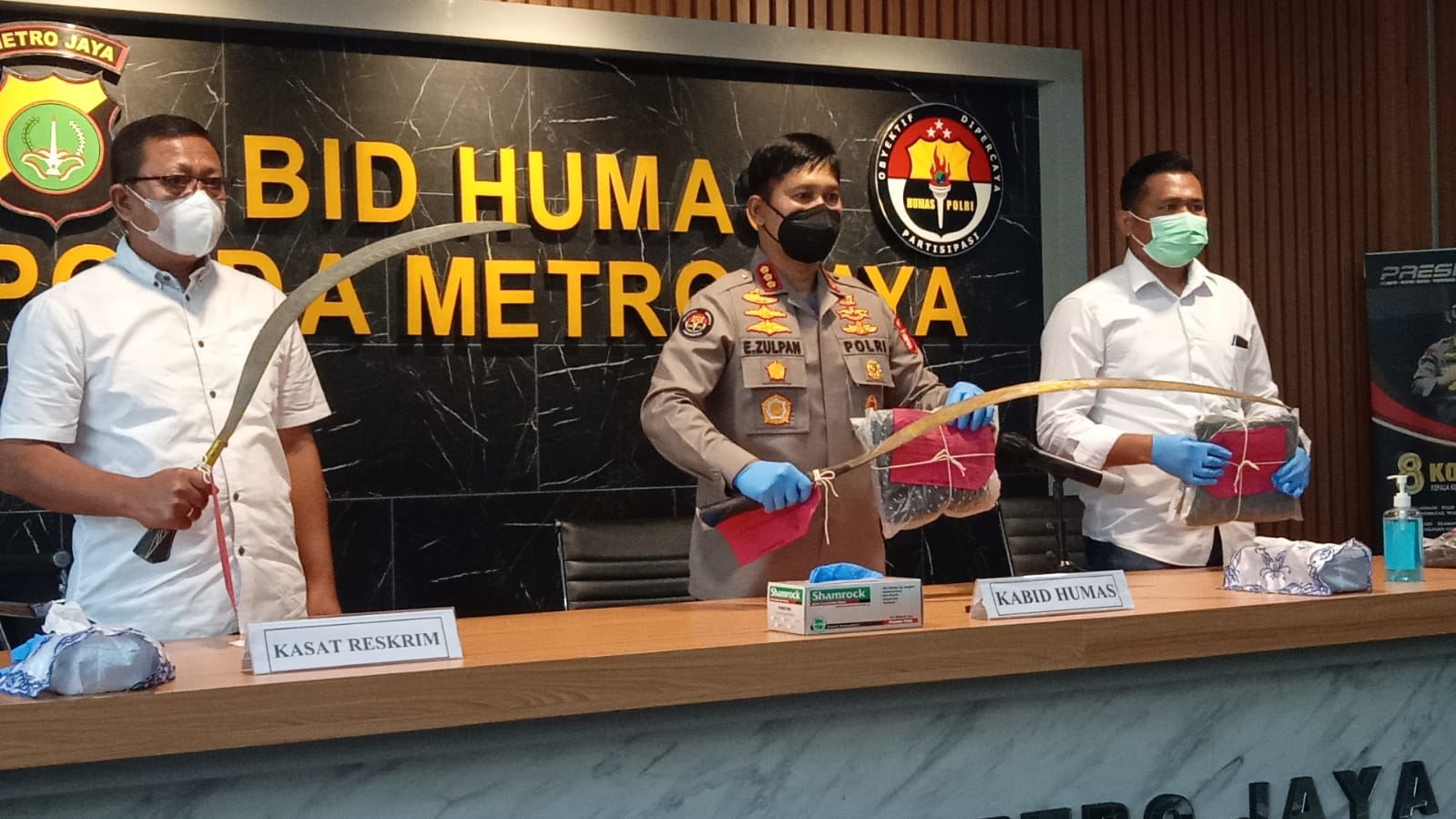 Kabid Humas Polda Metro Jaya Kombes Pol Endra Zulpan tunjukkan barang bukti. (Foto: PMJ/Yeni). 