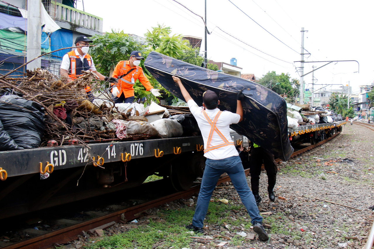 PT KAI Daop 1 Jakarta melakukan penertiban bangunan liar. (Foto: PMJ News). 