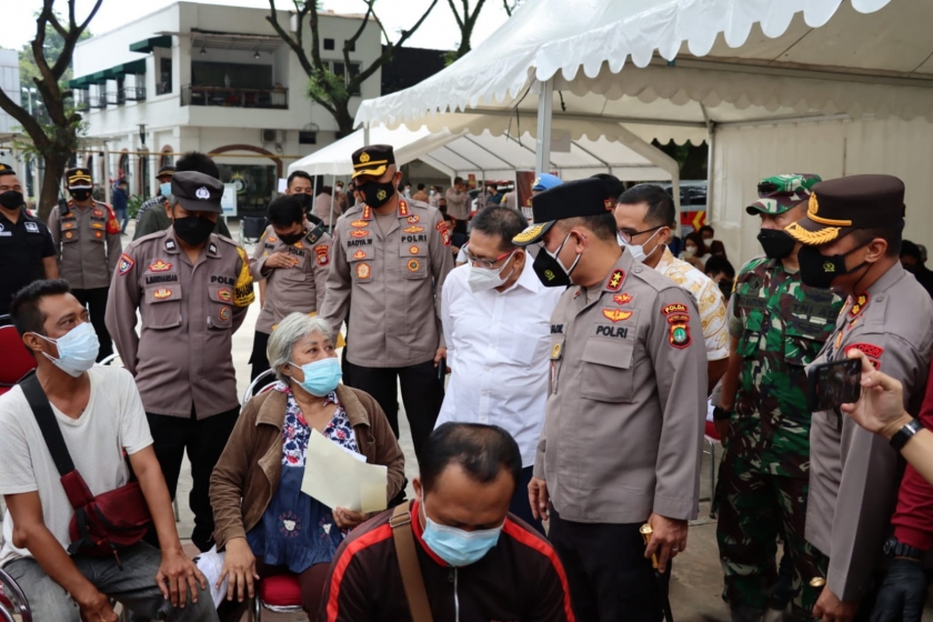 Kapolda Metro Jaya meninjau vaksinasi booster di Tangsel. (Foto: PMJ News). 