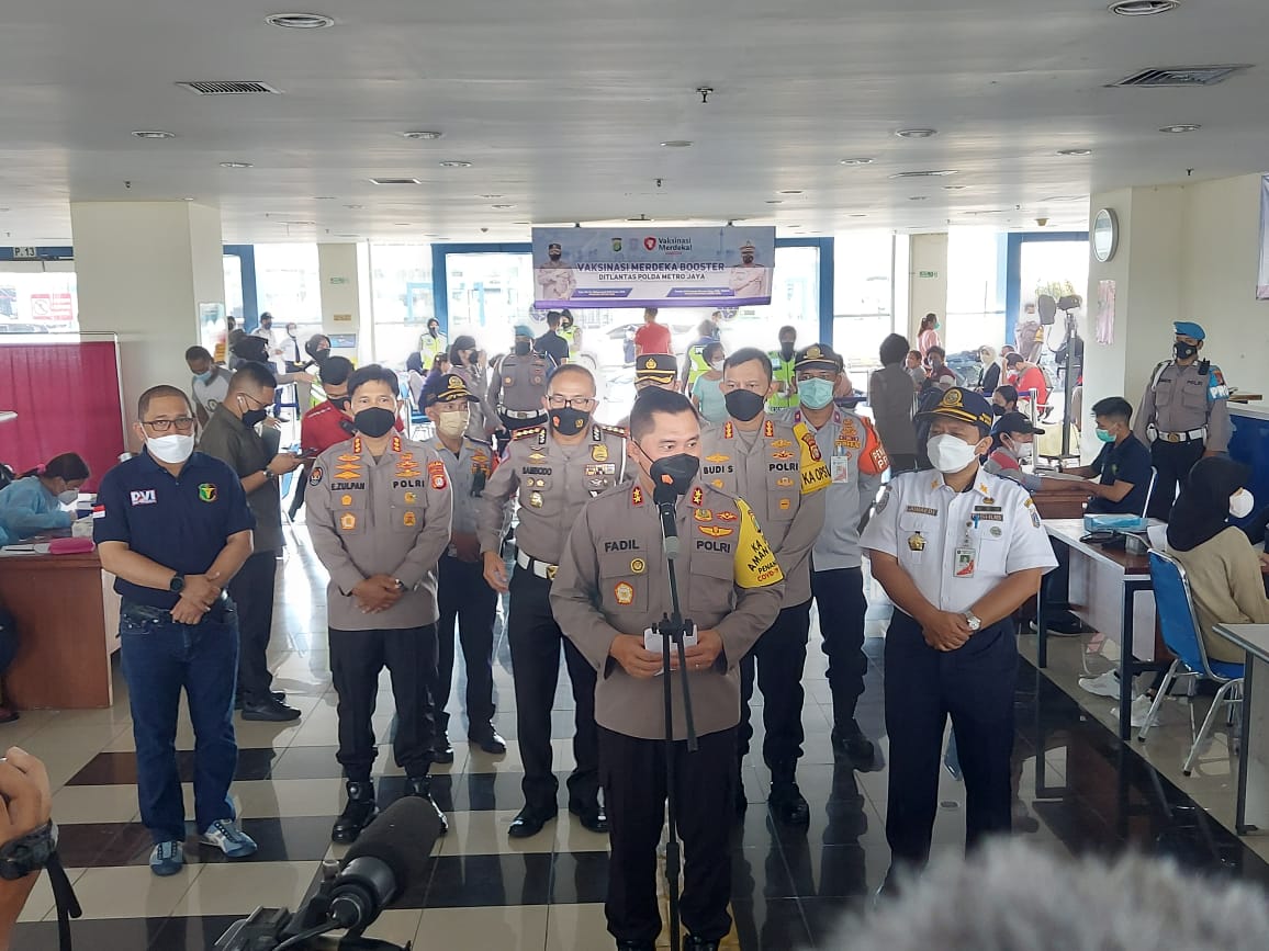 Kapolda Metro Jaya Irjen Pol Fadil Imran saat mengenalkan buku panduan terbarunya. (Foto: PMJ/Yeni). 