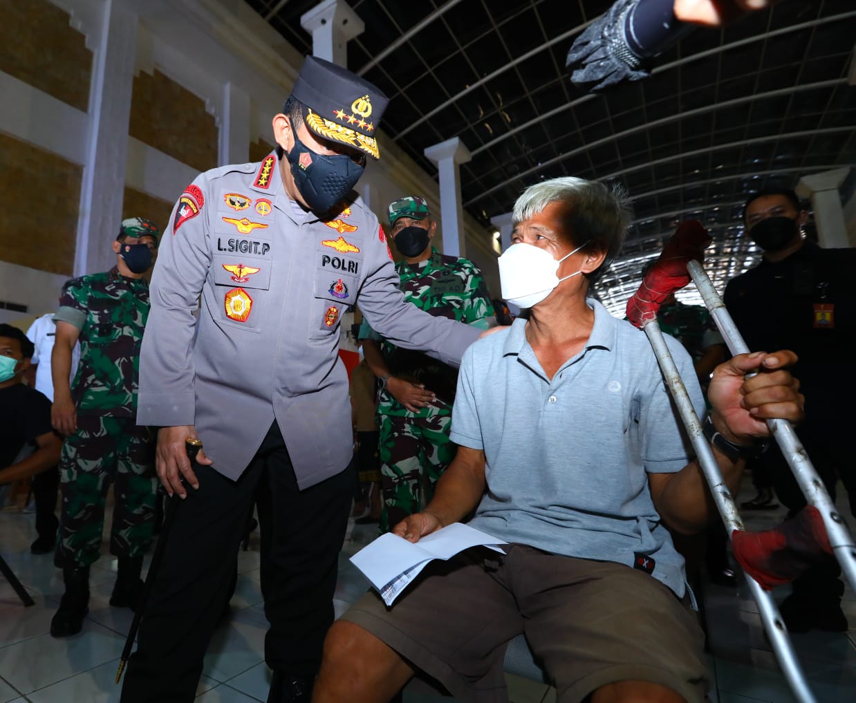 Kapolri Jenderal Pol Listyo Sigit Prabowo meninjau pelaksanaan vaksinasi serentak di Discovery Mall Bali. (Foto: PMJ News). 