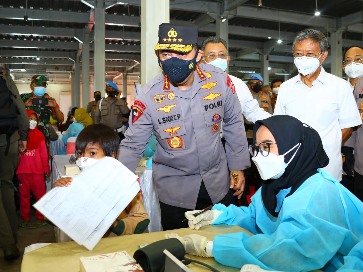Kapolri Jenderal Listyo Sigit melihat langsung lokasi vaksinasi di Jababeka. (Foto: PMJ/PMJ). 