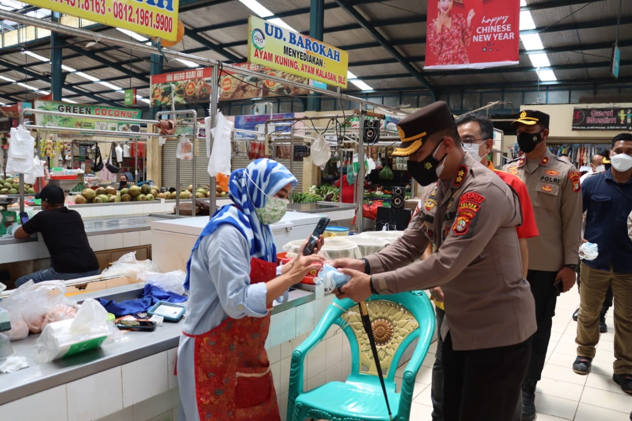Polres Tangerang Selatan melaksanakan vaksinasi secara mobile yang menyasar kawasan pusat kuliner. (Foto: PMJ News)