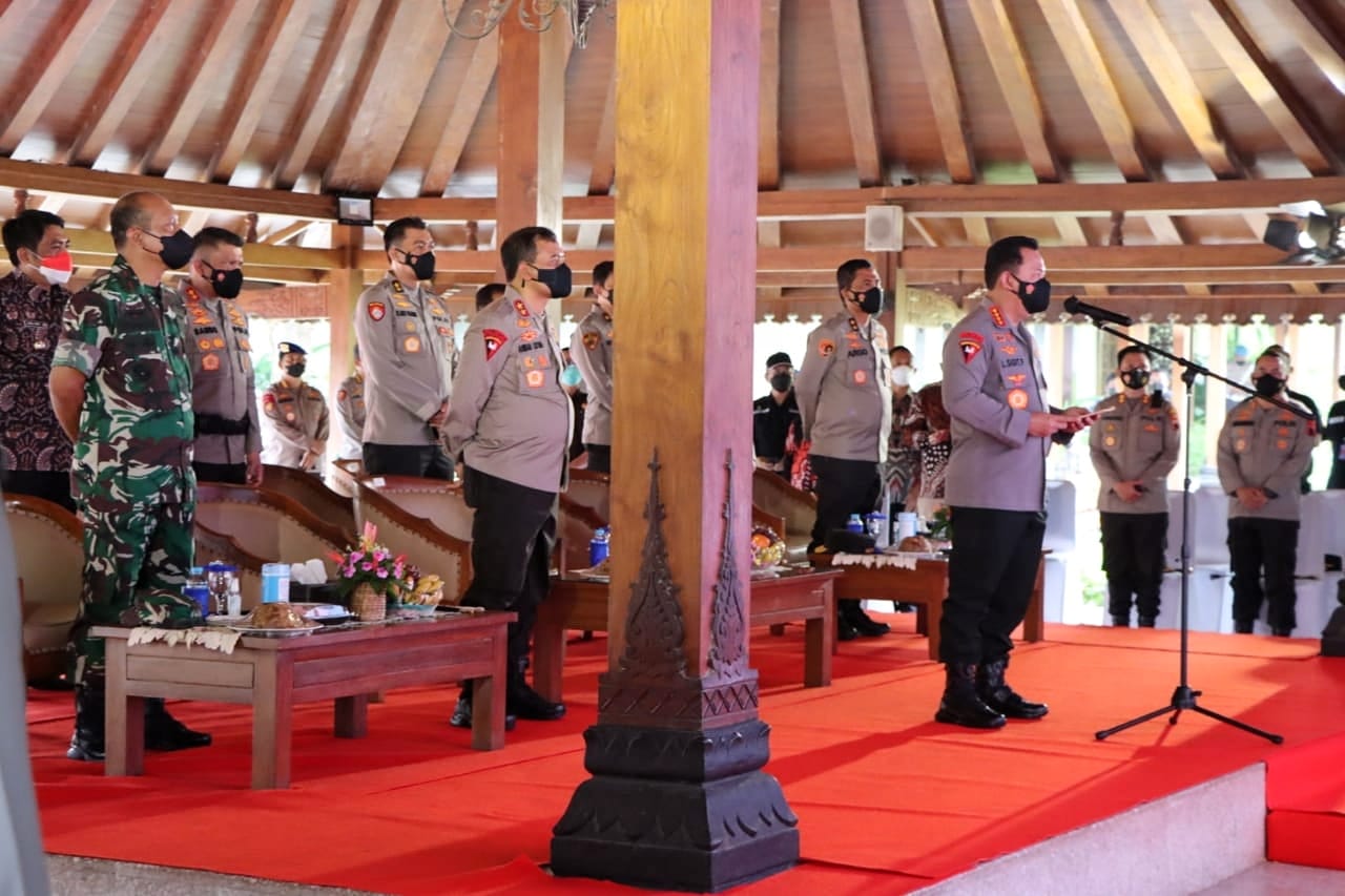 Kapolri meninjau pelaksanaan vaksinasi di kawasan Candi Borobudur. (Foto: PMJ News). 