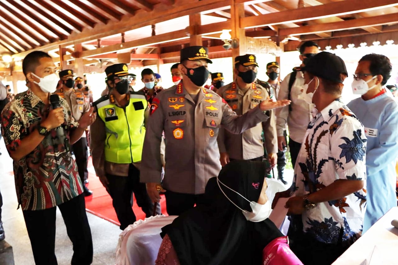 Kapolri meninjau pelaksanaan vaksinasi di kawasan Candi Borobudur. (Foto: PMJ News). 
