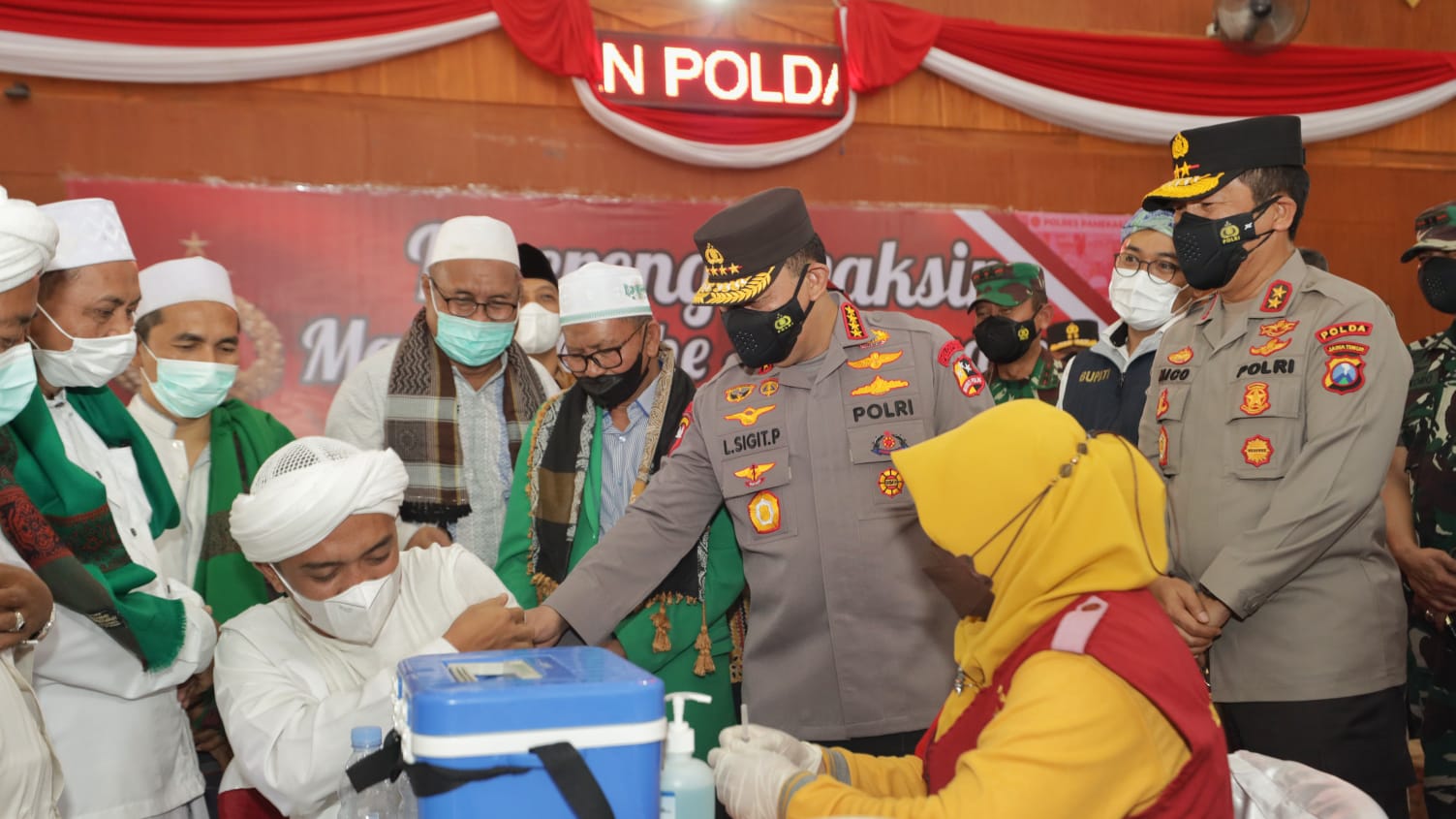 Kapolri Jenderal Listyo Sigit Prabowo memantau pelaksanaan akselerasi vaksinasi Covid-19