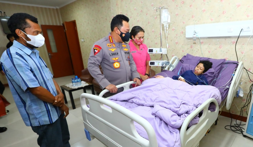 Kapolri Jenderal Listyo Sigit Prabowo memenuhi janjinya untuk menemui langsung Sinta Aulia seorang anak perempuan penderita tumor kaki. (Foto: PMJ News)