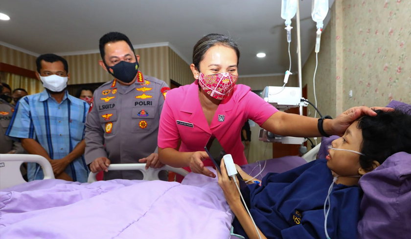 Kapolri Jenderal Listyo Sigit Prabowo memenuhi janjinya untuk menemui langsung Sinta Aulia seorang anak perempuan penderita tumor kaki. (Foto: PMJ News)