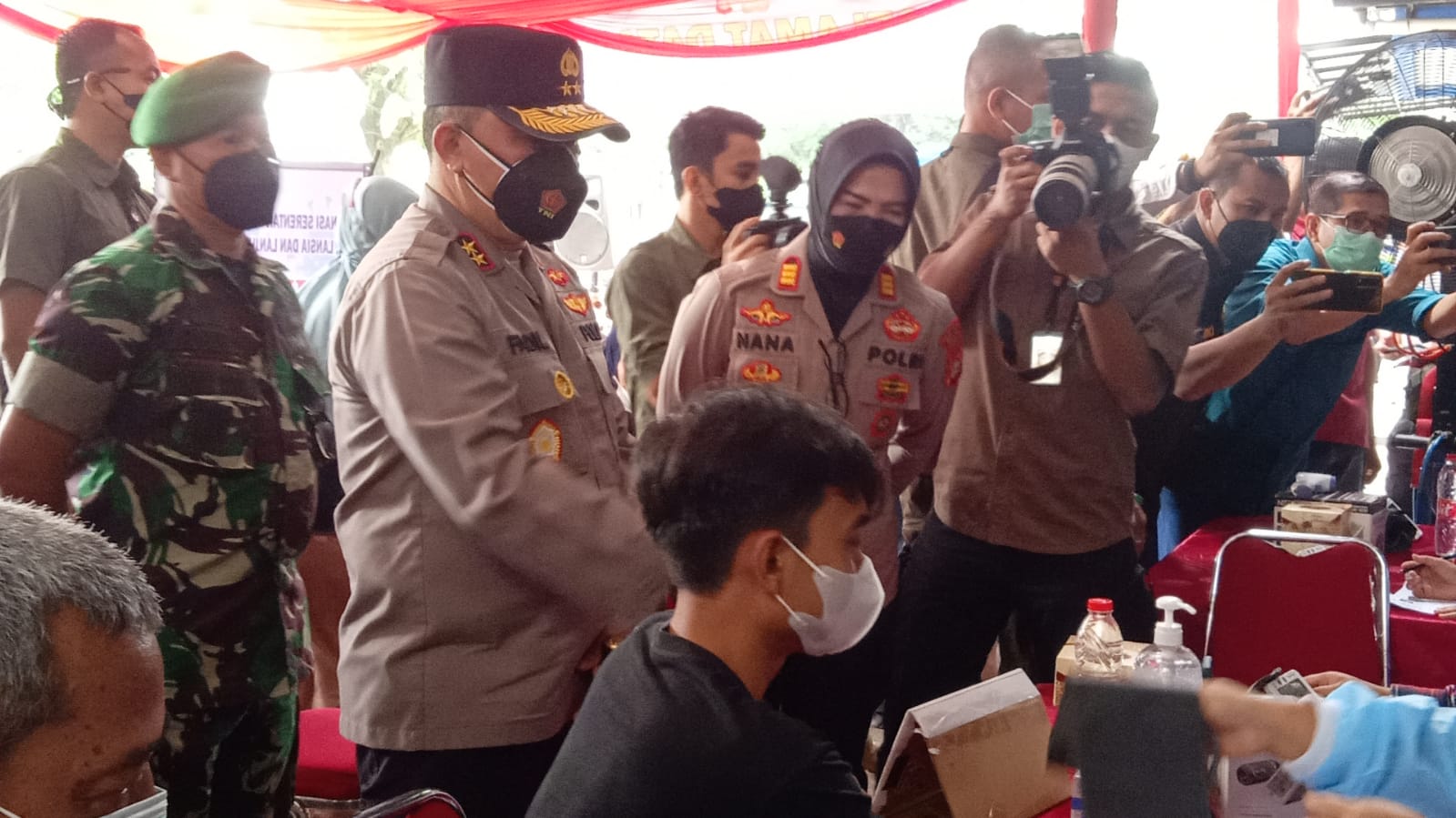 Kapolda Metro Jaya Irjen Pol Fdail Imran meninjau langsung pelaksanaan Vaksinasi di Tambun, Bekasi. (Foto: PMJ/.Yeni). 