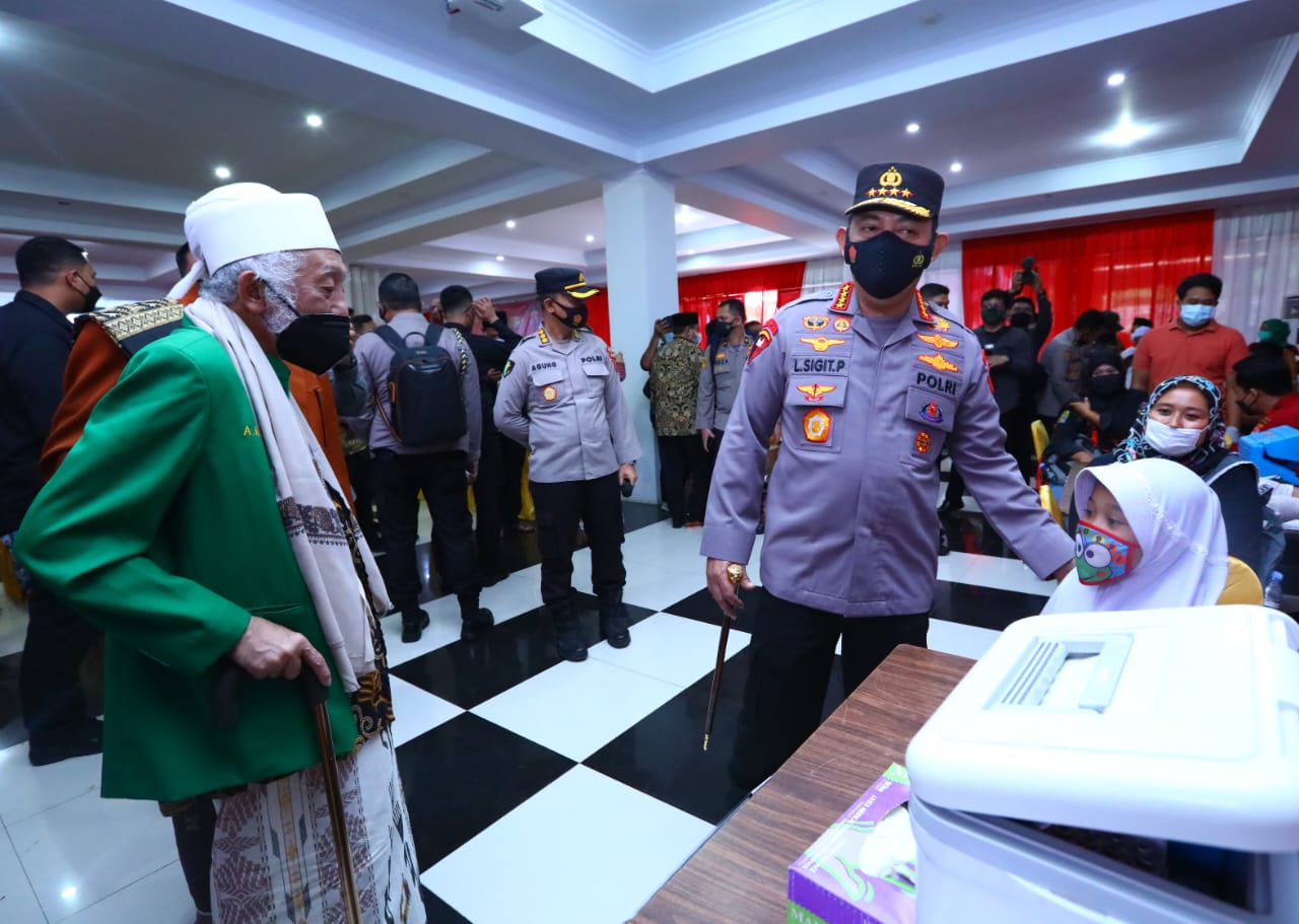 Kapolri meninjau akselerasi percepatan vaksinasi di BPSDM Badan Diklat Banten. (Foto: PMJ News). 