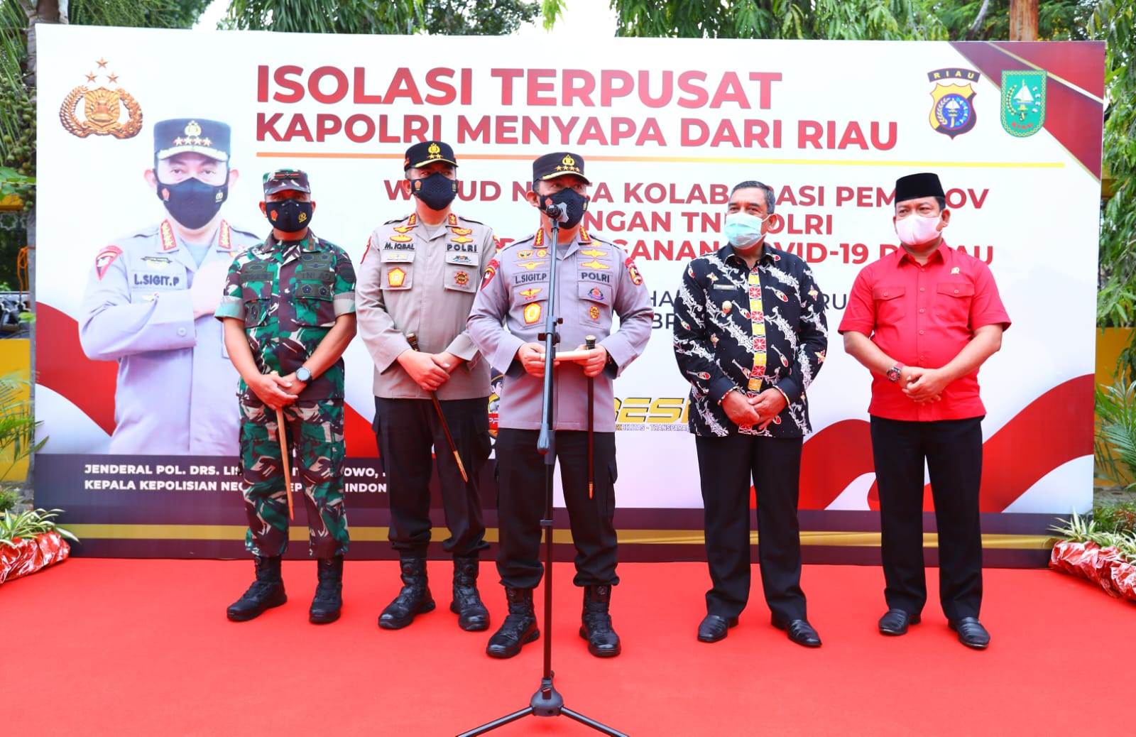 Kapolri meninjau secara langsung lokasi isolasi terpusat di Asrama Haji Pekanbaru, Riau. (Foto: PMJ News). 