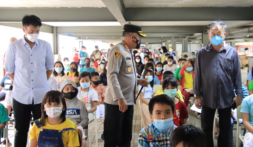 Kapolres Metro Bekasi Kota meninjau langsung pelaksanaan vaksinasi dosis kedua bagi siswa SD. (Foto: PMJ News)