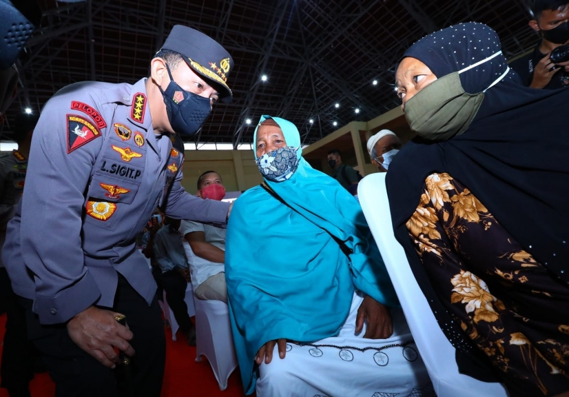 Kapolri Jenderal Listyo Sigit Prabowo meninjau pelaksanaan akselerasi vaksinasi di Kabupaten Kampar, Riau. (Foto: PMJ News)