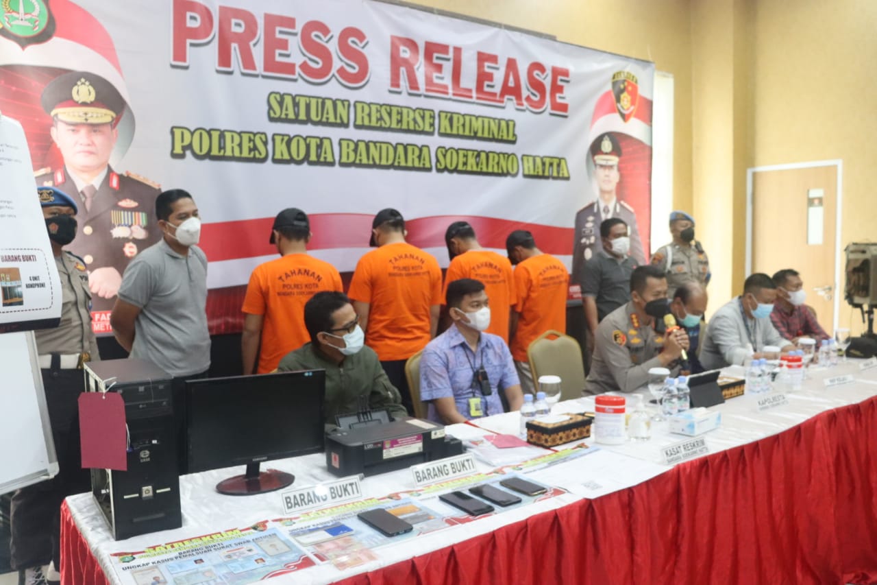 Sat Reskrim Polresta Bandara Soekarno-Hatta mengungkap praktek jual beli hasil swab Antigen palsu. (Foto: PMJ News). 